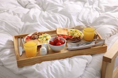 İyi sabahlar. Yatakta lezzetli kahvaltı tepsisi
