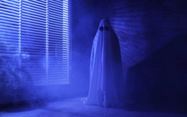 Ürkütücü hayalet. Pencerenin yanında, mavi ışıkla kaplanmış kadın.