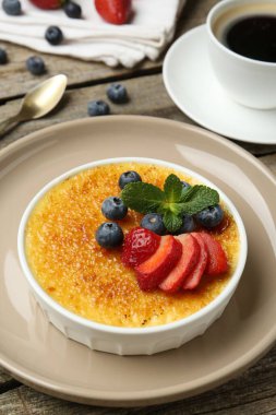 Böğürtlenli ve nane şekerli nefis creme brulee ahşap masada, yakın plan
