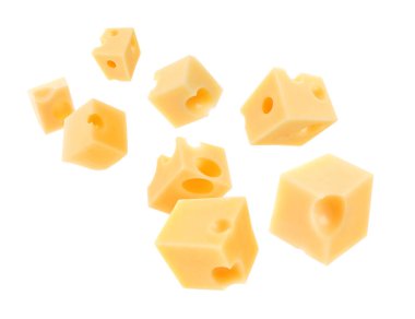 Beyaz arka planda uçan peynir parçaları