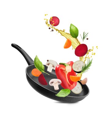 Farklı sebzeler, yağ, beyaz arka planda kızartma tavası