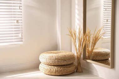 Odada büyük, şık bir ayna var. İç tasarım elementi