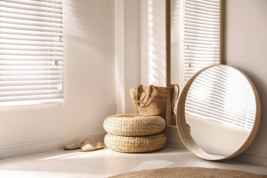 Odada büyük, şık aynalar var. İç tasarım elementleri