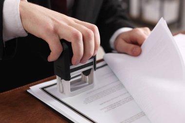 Ofisteki masada noter damgası belgesi, yakın plan