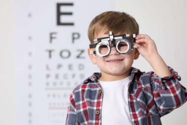 Vizyon testine karşı duruşması olan küçük çocuk.