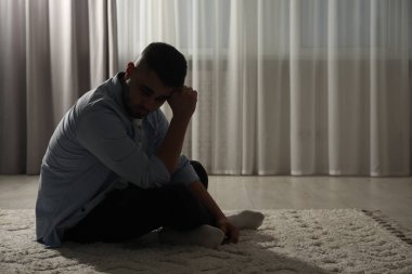 Üzgün adam pencerenin yanında oturuyor. Metin için boşluk