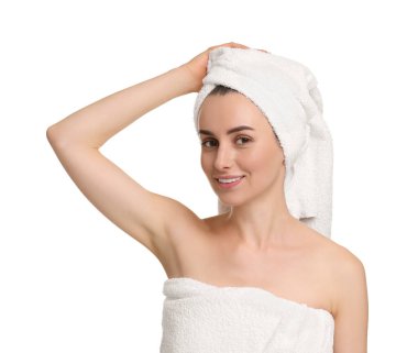 Güzel bir kadın, beyaz arka planda pürüzsüz, temiz bir ciltle koltukaltı gösteriyor.