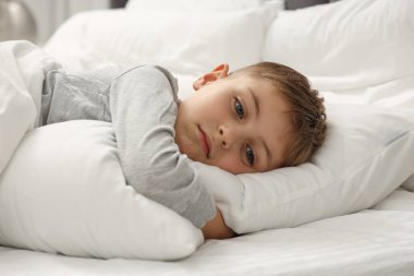 Evdeki üzgün küçük çocuk.