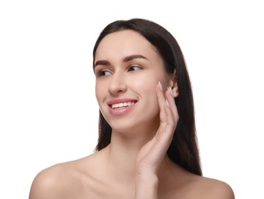 beyaz zemin üzerinde çekici bir genç kadın portresi