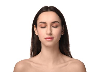 beyaz zemin üzerinde çekici bir genç kadın portresi