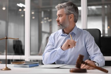 Ofiste ciddi bir avukat, mesaj için yer var.