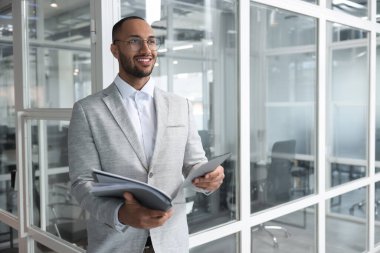 Ofisinde klasörleri olan mutlu bir adam, mesaj için yeri var. Avukat, işadamı, muhasebeci ya da yönetici.