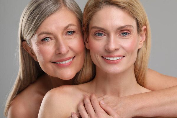 Красивые женщины со здоровой кожей на сером фоне