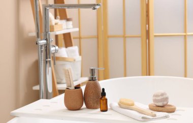 Banyodaki küvette farklı kişisel bakım ürünleri ve aksesuarlar.