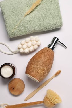 Banyo aksesuarları. Farklı kişisel bakım ürünleri ve beyaz arka planda kuru dikenler.