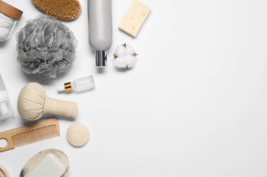 Banyo aksesuarları. Beyaz arkaplan üzerinde kişisel bakım ürünleri ile düz konum, metin için boşluk