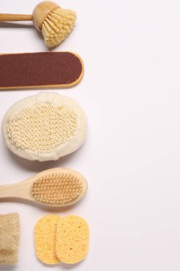 Banyo aksesuarları. Beyaz arkaplan üzerinde kişisel bakım araçları ile düz konum, metin için boşluk