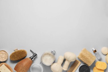 Banyo aksesuarları. Açık gri arkaplan üzerinde kişisel bakım ürünleri ile düz konum, metin için boşluk