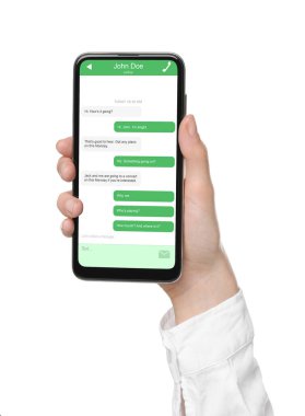 Arkadaşlarıyla mesajlaşan kadın akıllı telefondan beyaz arkaplana mesaj uygulaması kullanıyor, yakın plan