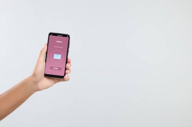 Yeni mesajım var. Arka planda akıllı telefon tutan adam, yakın plan. Metin için boşluk