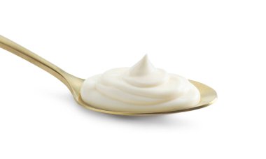 Mayonezli altın kaşık beyaz üzerine izole edilmiş.