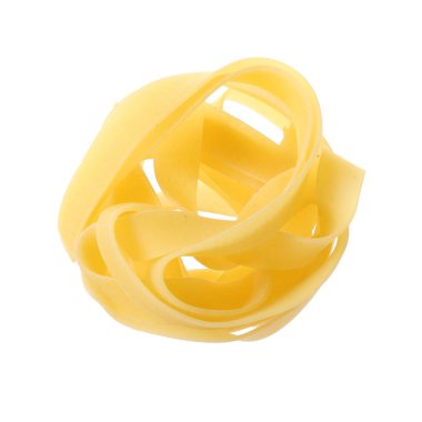 Çiğ fettucine makarna beyaz, üst görünümde izole