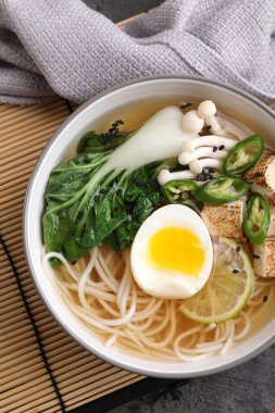 Masanın üstünde bir kase vejetaryen ramen.