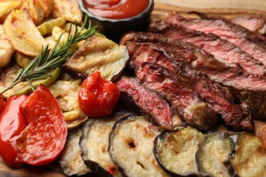 Sebze ve baharatlı leziz ızgara biftek, yakın plan.