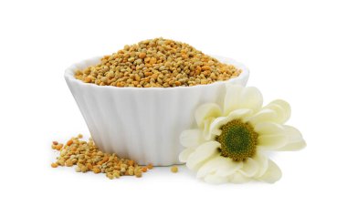 Kasedeki taze polen tanecikleri ve beyaza izole edilmiş çiçek.