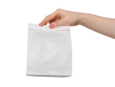 Beyaz arka planda kağıt çanta tutan kadın, yakın plan.