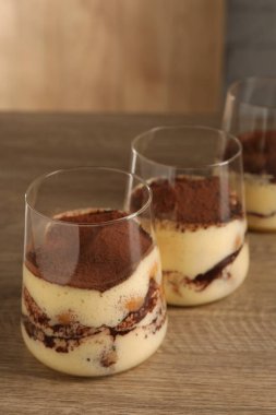 Tahta masada gözlüklü nefis tiramisu.