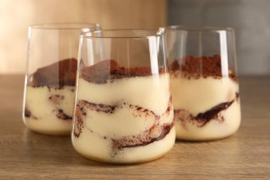 Ahşap masada gözlüklü nefis tiramisu, yakın plan.