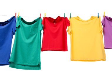 Çamaşır ipinde kurumuş renkli tişörtler beyazda izole edilmiş.