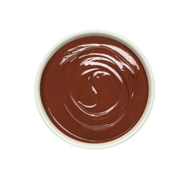 Erimiş sütlü çikolata kasede izole edilmiş, beyaz manzaralı.