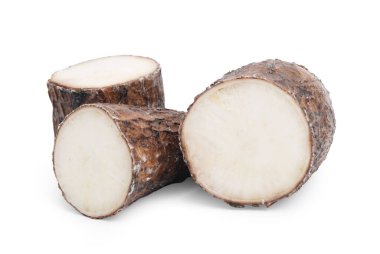 Ceviz kökü parçaları beyaza izole edilmiş.