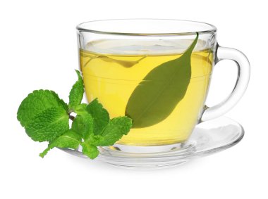 Cam fincanda taze yeşil çay, beyaz üzerinde izole edilmiş nane ve çay tabağı.