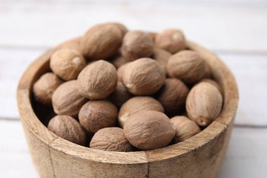 Bütün hindistan cevizleri ışıklı masada, yakın plan.