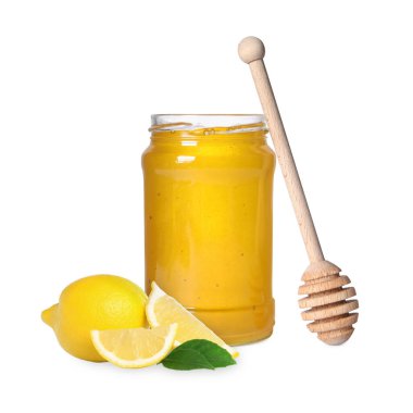 Bal cam kavanozda, limon ve balık beyazda izole edilmiş.