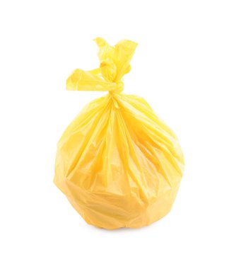 Sarı plastik çöp torbası beyaza izole edilmiş.