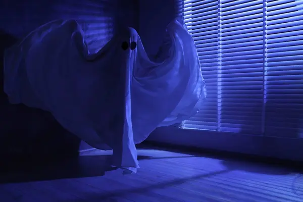 Fantôme Effrayant Femme Couverte Drap Près Fenêtre Lumière Bleue — Photo