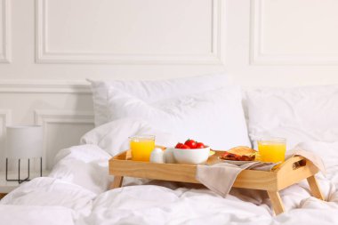 İyi sabahlar. Evde yatakta nefis bir kahvaltı tepsisi. Metin için boşluk