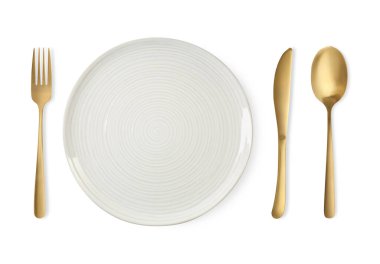 Temiz tabak, çatal, bıçak ve kaşıkla beyaz arka plan, üst manzara