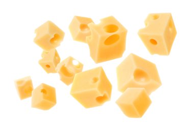 Beyaz arka planda uçan peynir parçaları