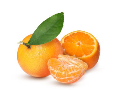 Taze taze mandalinalar beyaza izole edilmiş. Citrus meyvesi.