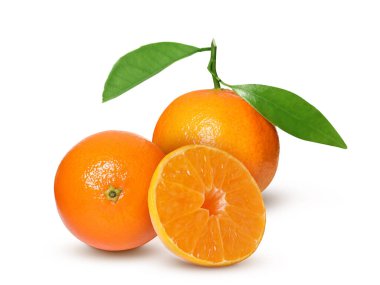 Taze mandalina ve beyaz üzerine izole edilmiş yeşil yapraklar. Citrus meyvesi.