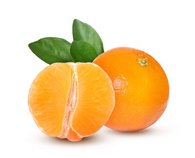 Taze mandalina ve beyaz üzerine izole edilmiş yeşil yapraklar. Citrus meyvesi.
