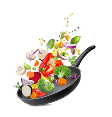 Farklı sebzeler, yağ, beyaz arka planda kızartma tavası