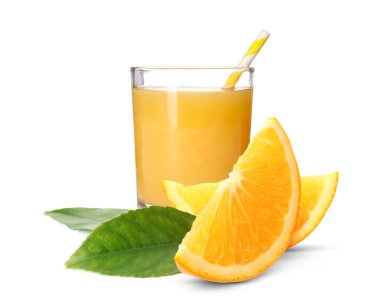 Bardakta taze portakal suyu ve beyaza izole edilmiş sulu narenciye meyvesi.