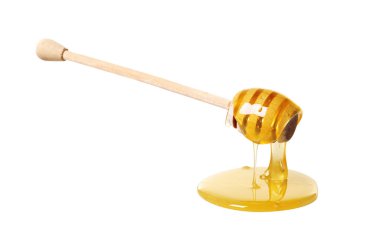 Beyaz arka planda doğal bal damlıyor.