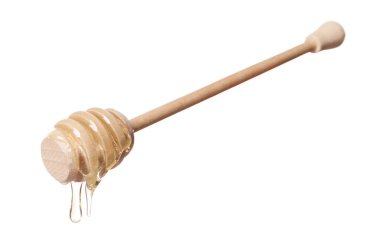 Beyaz arka planda doğal bal damlıyor.